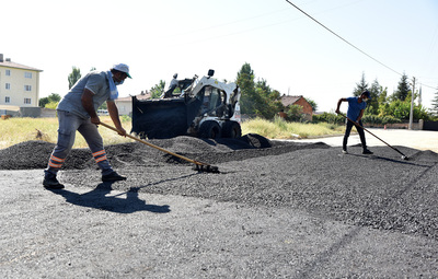 YOL VE KALDIRIM ÇALIŞMASI SÜRÜYOR